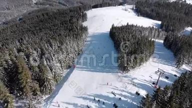 雪域森林滑雪场上有滑雪者和滑雪升降机的空中滑雪斜坡